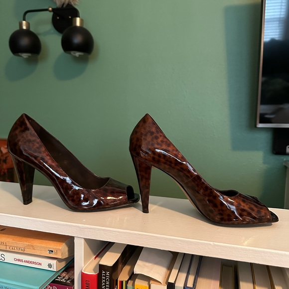 3.5 inch tortoise shell patent leather peep-toe heels - Picture 2 of 5